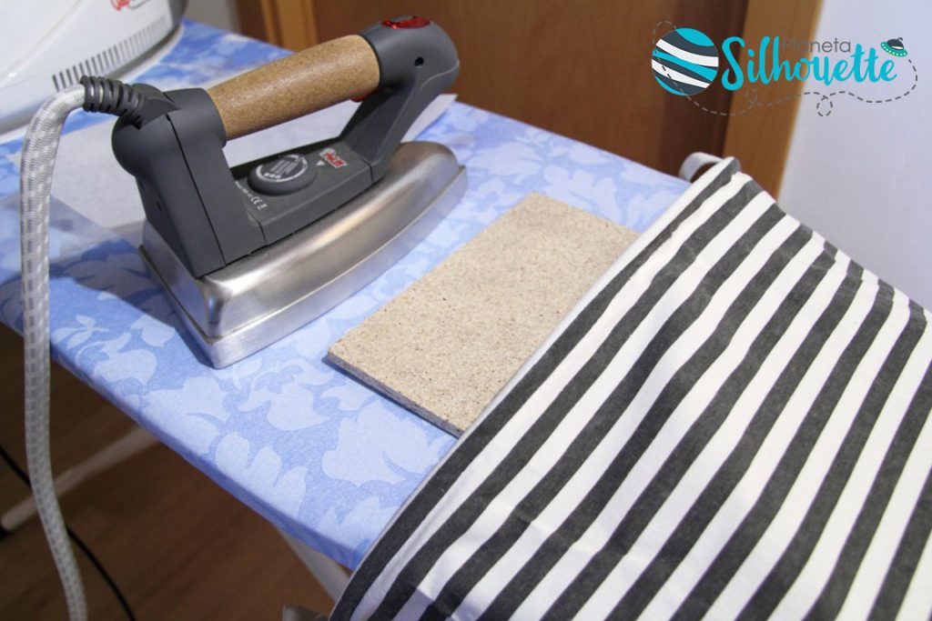 Cesto de ropa con vinilo textil – Planeta Silhouette